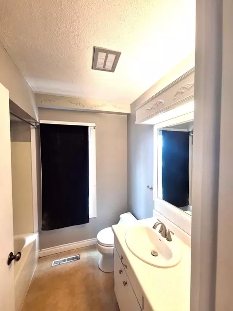 Bath - 911 Emmerling Ave, Walhalla, ND 58282 photo 1 of 2