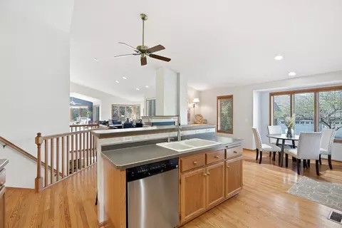 8821 Stonebrooke Ct, Woodbury, MN 55125
