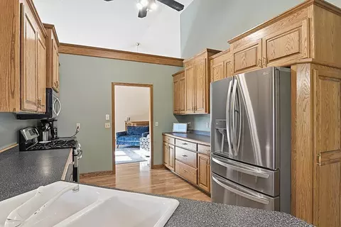 Kitchen - 11 Moon Cir, Saint Cloud, MN 56301 photo 3 of 4