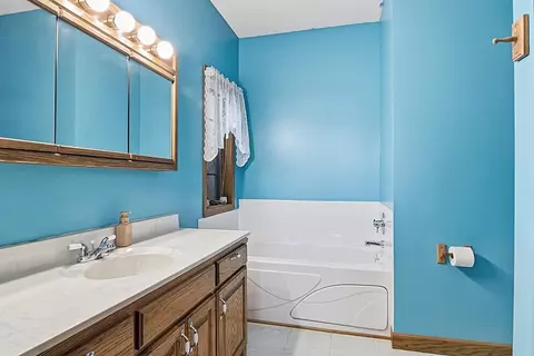 Bath - 11 Moon Cir, Saint Cloud, MN 56301 photo 2 of 4