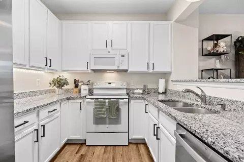 1708 Countryside Dr, Shakopee, MN 55379