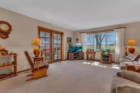 Living - 1124 Par Ln, Willmar, MN 56201 photo 2 of 3