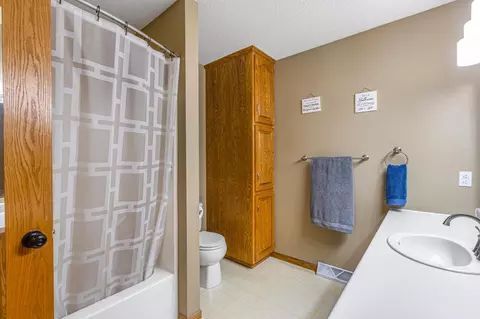 Bath - 3138 15th Ave S, Saint Cloud, MN 56301 photo 2 of 3