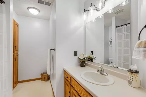 Bath - 3138 15th Ave S, Saint Cloud, MN 56301 photo 3 of 3