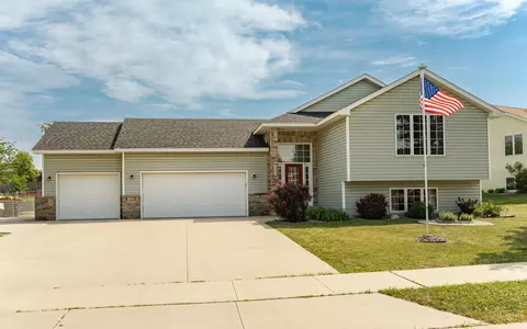 657 S Pointe Ct SW, Rochester, MN 55902