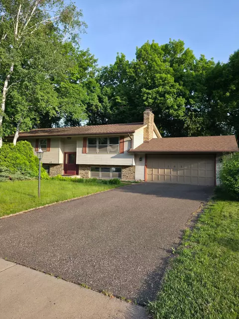 1051 Tiller Ln, Shoreview, MN 55126