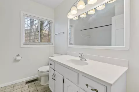 Bath - 1382 Lakeside Cir, Eagan, MN 55123 photo 5 of 7