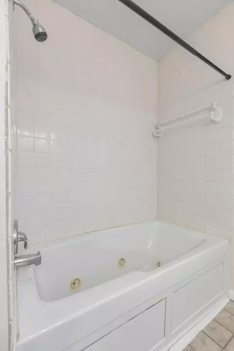 Bath - 1382 Lakeside Cir, Eagan, MN 55123 photo 4 of 7
