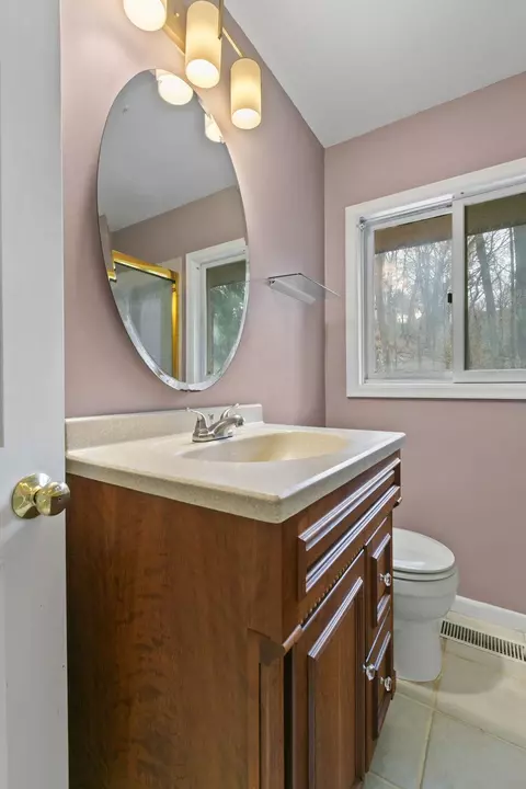 Bath - 1382 Lakeside Cir, Eagan, MN 55123 photo 3 of 7