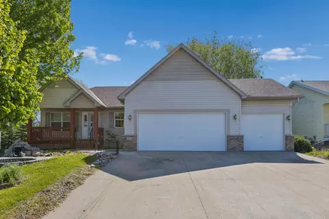 211 7th St S, Winsted, MN 55395