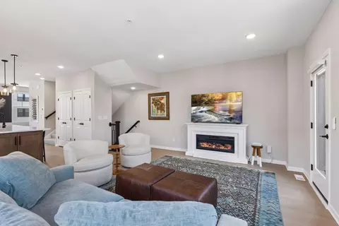 909 Mount Curve Blvd #A, Saint Paul, MN 55116