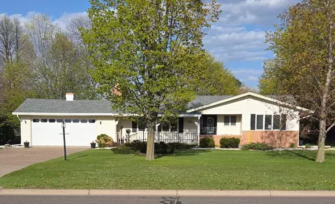 822 Dellwood St S, Cambridge, MN 55008