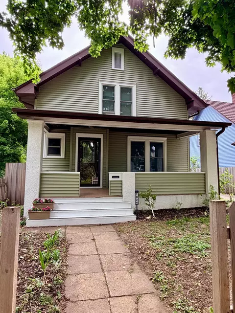 1024 Victoria St N, Saint Paul, MN 55103