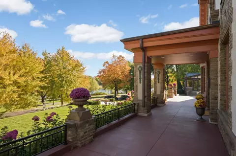 2224 W Lake Of The Isles Pkwy, Minneapolis, MN 55405
