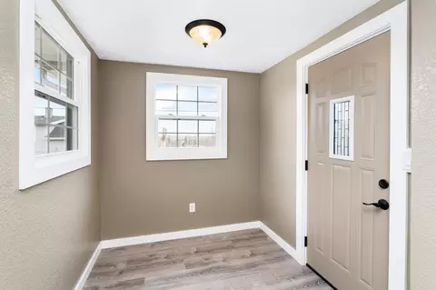 Entry Way - 4005 W 9th St, Duluth, MN 55807 photo 1 of 2