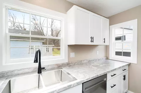 Kitchen - 4005 W 9th St, Duluth, MN 55807 photo 4 of 6