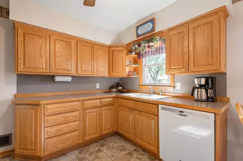 Kitchen - 1900 5th Ave SE, Austin, MN 55912 photo 4 of 8