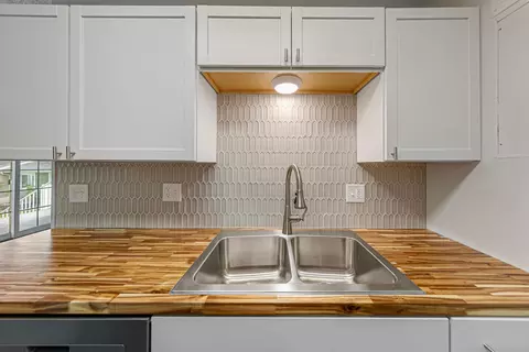 Kitchen - 3320 River Bluff Dr #83, Eagan, MN 55121 photo 3 of 4