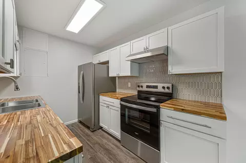 Kitchen - 3320 River Bluff Dr #83, Eagan, MN 55121 photo 2 of 4