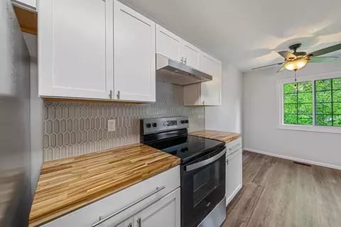 Kitchen - 3320 River Bluff Dr #83, Eagan, MN 55121 photo 4 of 4