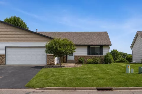 905 W Ridge Ct, New Richmond, WI 54017