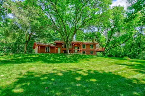 10 High Circle Way, North Oaks, MN 55127