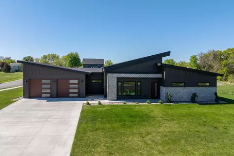 11 S Pointe Ct, North Mankato, MN 56003
