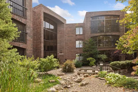 5501 Dewey Hill Rd #140, Edina, MN 55439