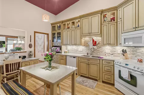 833 Southcross Dr E, Burnsville, MN 55306
