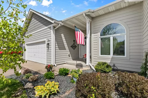 833 Southcross Dr E, Burnsville, MN 55306
