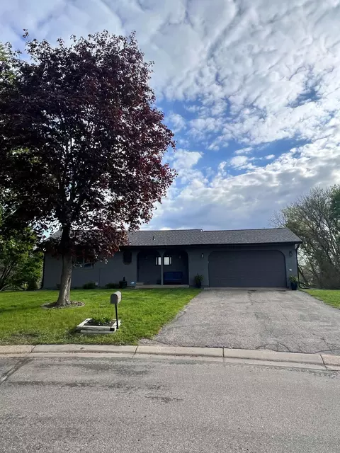 2085 Austin Cir, Shakopee, MN 55379