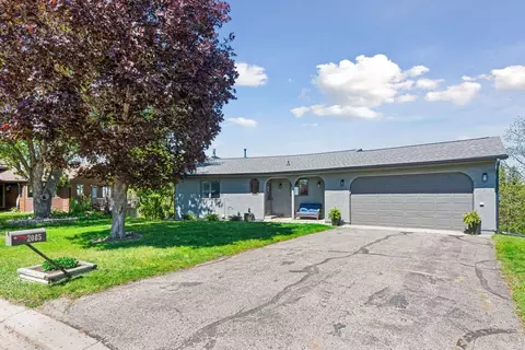 2085 Austin Cir, Shakopee, MN 55379