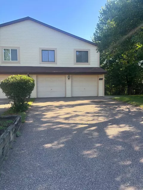 2506 Woodbridge St, Roseville, MN 55113