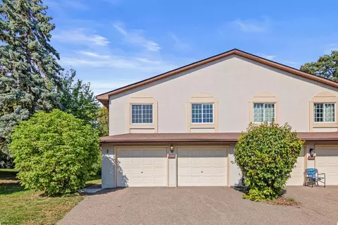 2478 Woodbridge St, Roseville, MN 55113