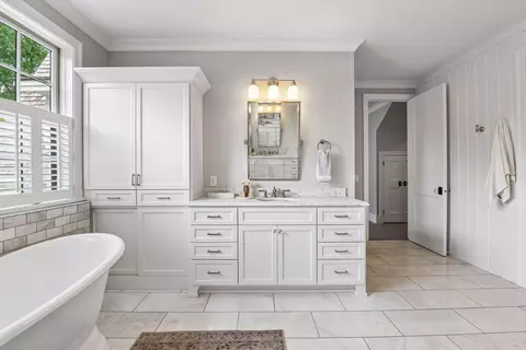 Bath - 20455 Park Pl, Deephaven, MN 55331 photo 5 of 9
