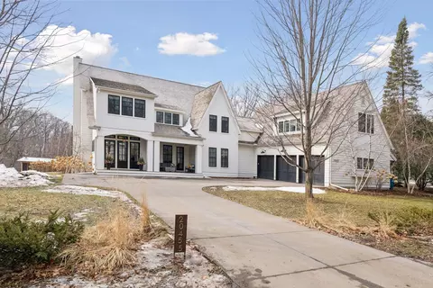 20455 Park Pl, Deephaven, MN 55331