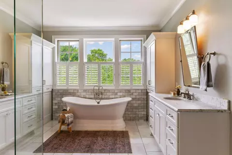 Bath - 20455 Park Pl, Deephaven, MN 55331 photo 3 of 9