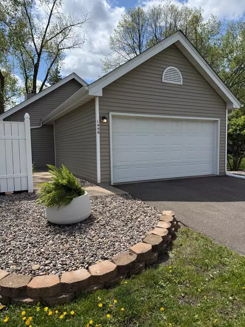 1440 Granada Ave N, Oakdale, MN 55128