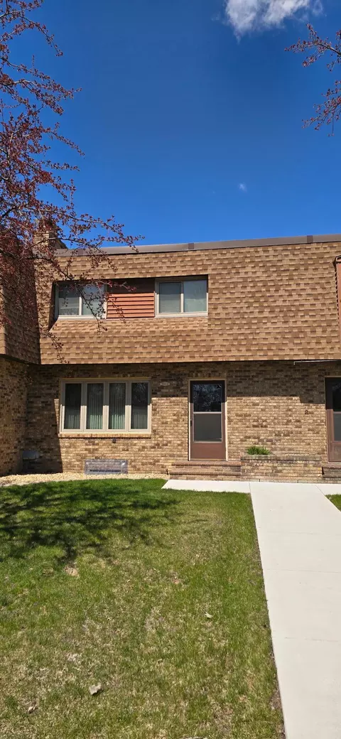 1402 E Gateway Cir S #H, Fargo, ND 58103