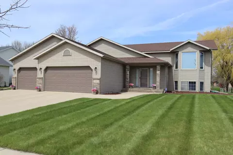 3511 42nd Ave S, Fargo, ND 58104