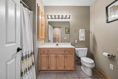 Bath - 2478 Timber Ct E, Maplewood, MN 55119 photo 6 of 6