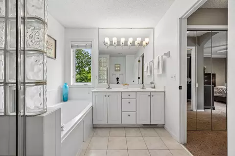 Bath - 2478 Timber Ct E, Maplewood, MN 55119 photo 4 of 6
