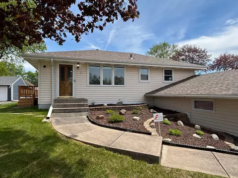 139 Greenway Ave N, Oakdale, MN 55128