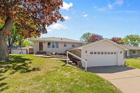 139 Greenway Ave N, Oakdale, MN 55128
