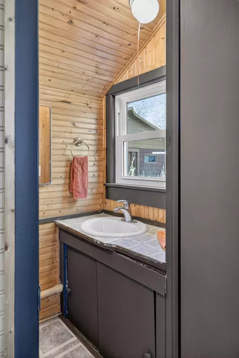 Bath - 914 Beech St, Brainerd, MN 56401 photo 1 of 2