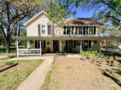Exterior - 219 Moore St, Jackson, MN 56143 photo 2 of 12