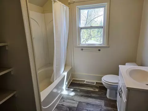 Bath - 812 2nd Ave NE, Austin, MN 55912 photo 2 of 2