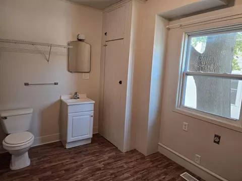 Bath - 812 2nd Ave NE, Austin, MN 55912 photo 1 of 2