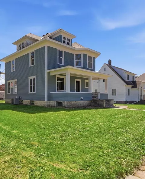 615 1st St, Kenyon, MN 55946