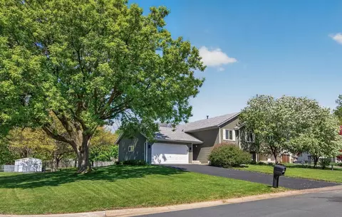 101 Mitchells Ct, Mahtomedi, MN 55115